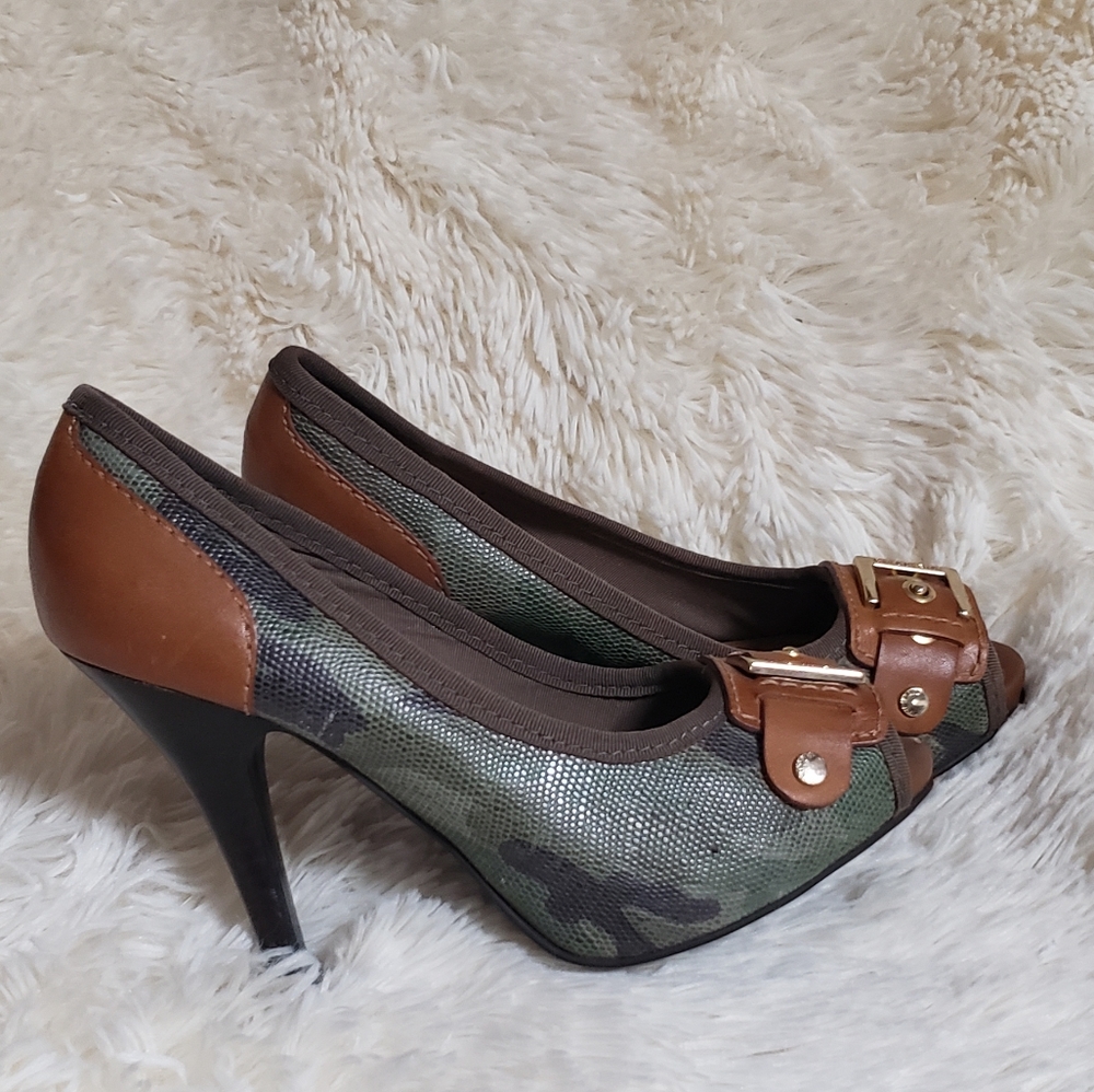 Gianni Bini leather camo print peep toe heels